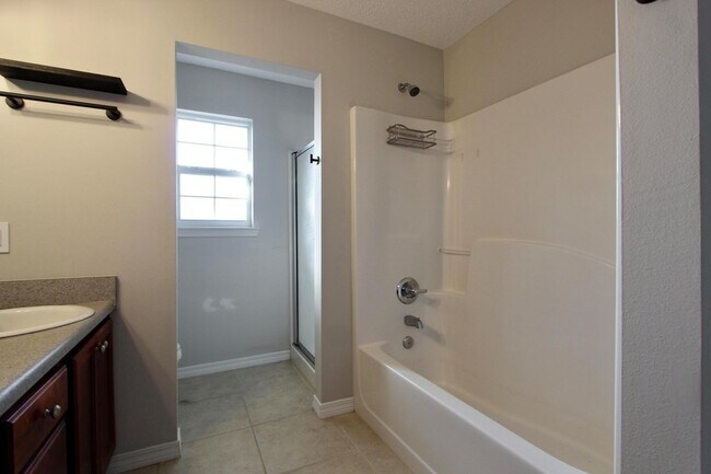 Building Photo - 205 Tiffot Ct