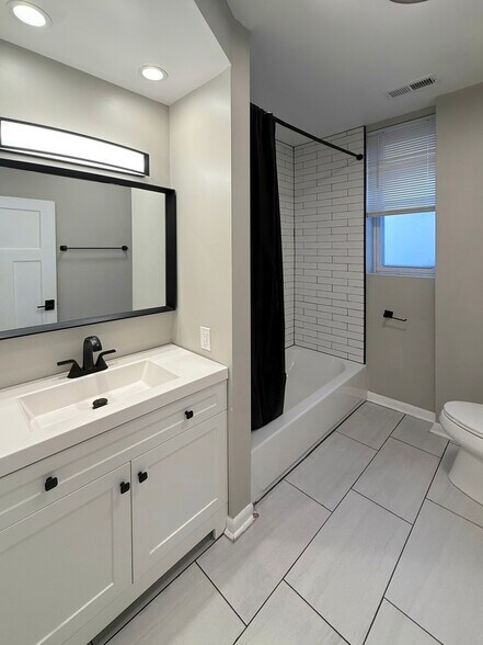 Building Photo - 2525 N Orchard St