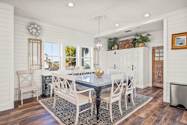 Building Photo - 707 Parkplace-SI ID1036727P