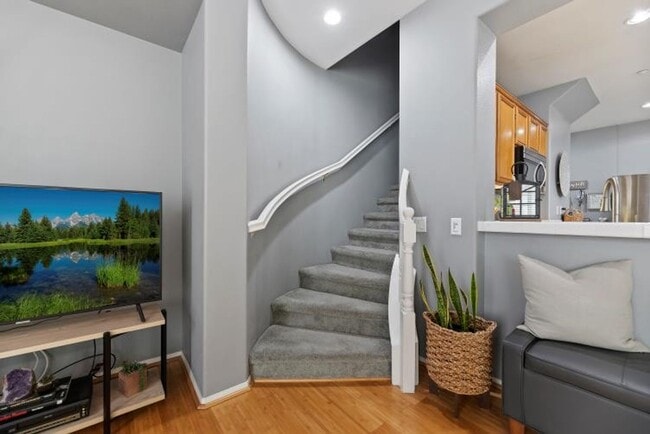 Building Photo - Beautiful 3 bedroom townhouse available fo...