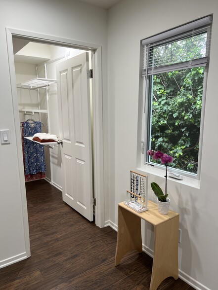 Master with walk-in closet - 467 S Bentley Ave