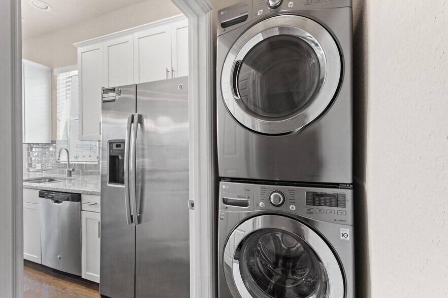 Washer/Dryer - 221 E Courtland Pl