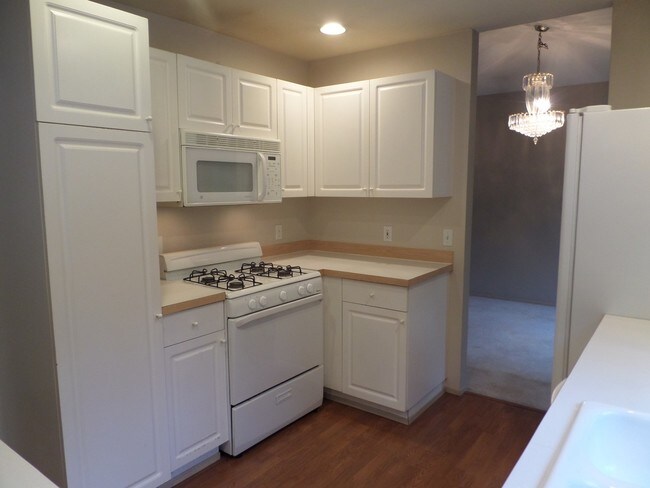 Building Photo - Large 3-Bedroom House w/New Carpet in Grea...