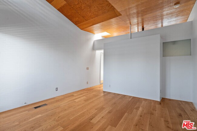 Building Photo - 1130 5th Ave