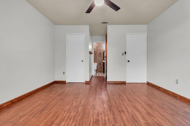 Building Photo - 1428 Camelot Dr
