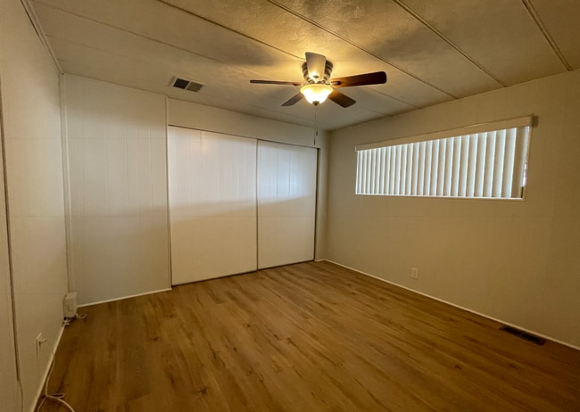 Building Photo - Three Bedroom Two Bathroom Home in Sierra ...