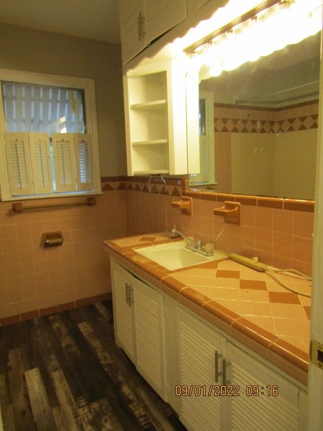 Building Photo - Very nice spacious home located in the Tom...