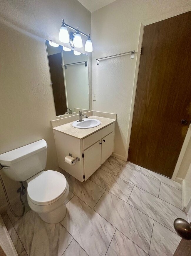 Building Photo - Marina Gardens Townhouse!  End unit, excel...