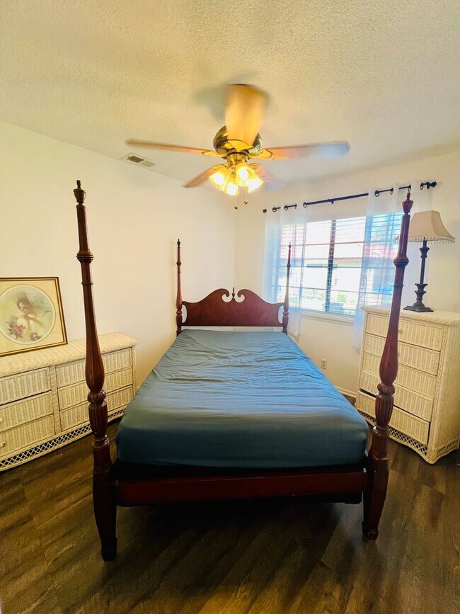 Building Photo - Inviting Gated Community Townhome—Jess Ranch 55+