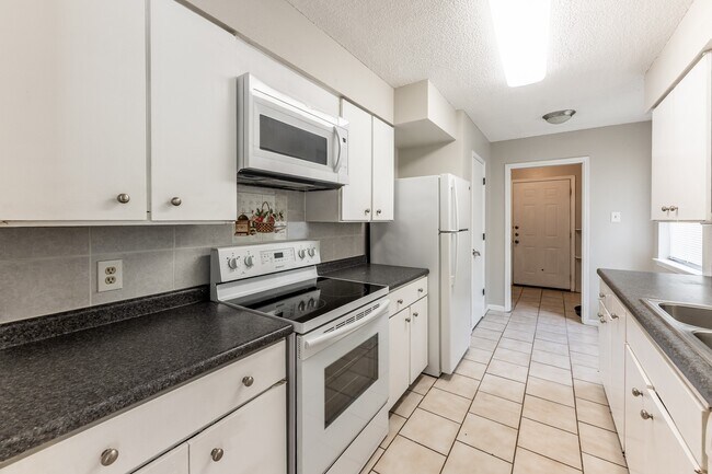 Building Photo - 1914 Rosewood Ln