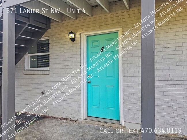 Building Photo - Street Level Updated 2-Bedroom Apartment i...