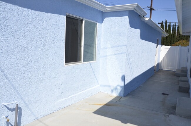 Building Photo - 3605 W 181st St