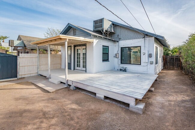 Building Photo - Remodeled Historic 2-bed Home Central Phx