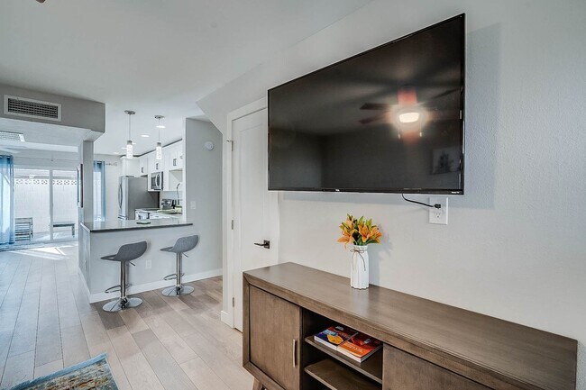 Building Photo - Prime Location - 2-bedroom, 1.5-bath townhome in Central Scottsdale!