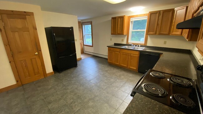 Building Photo - Very Large 4 Bedroom/1 Bath Apartment - He...