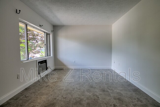 Building Photo - 10632 Woods Cir