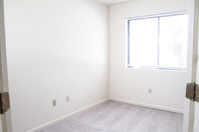 Building Photo - One Bedroom with a Den at Turtle Creek!
