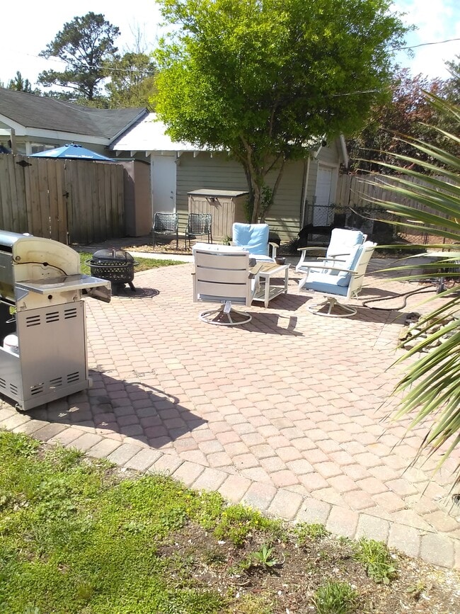 Building Photo - 707 Columbus Dr