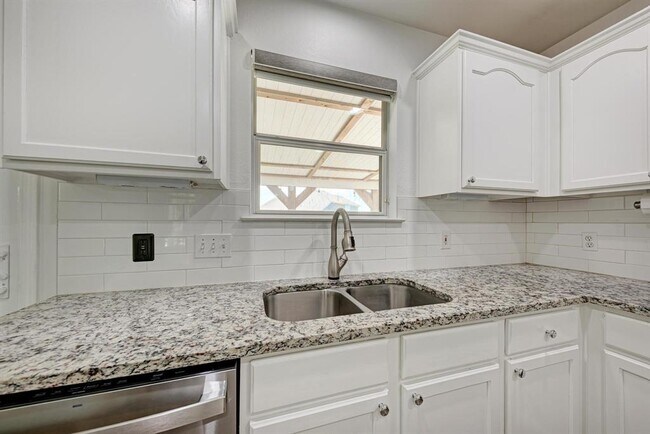 Building Photo - 216 Cassandra Dr
