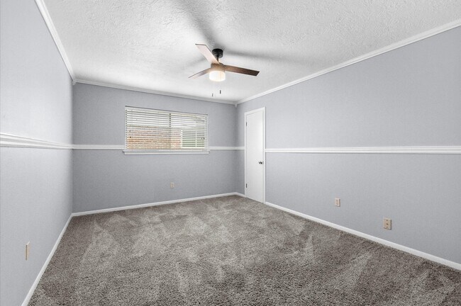 Building Photo - 5017 Oak Ct