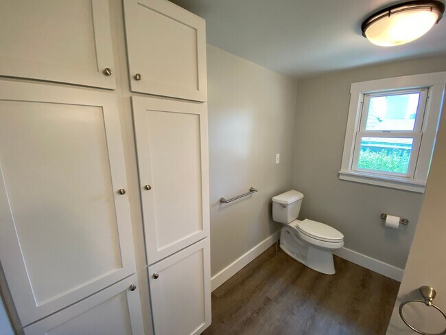 Building Photo - 135 Houseman Ave NE
