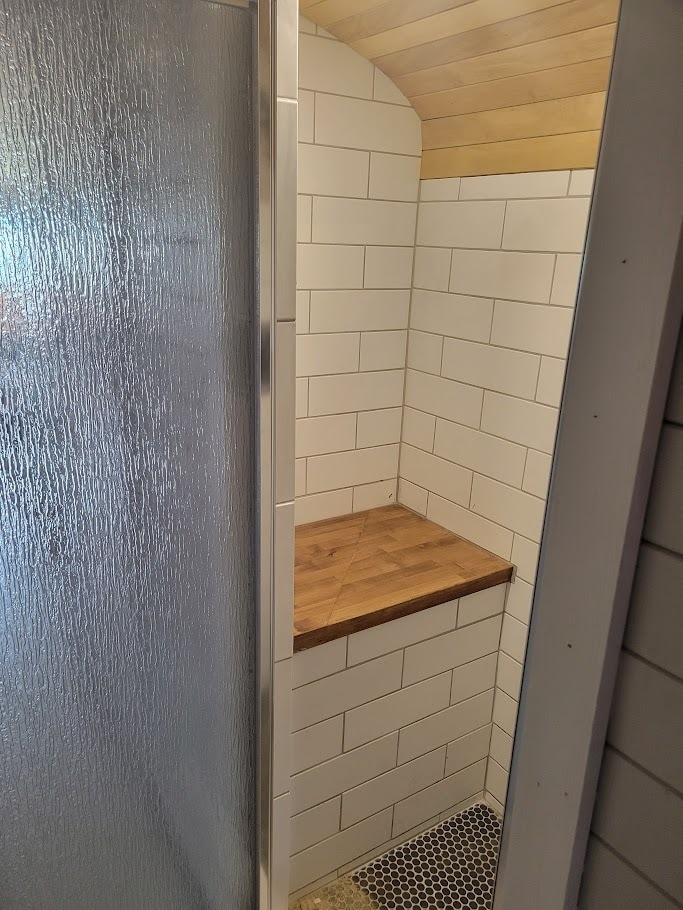 Built in shower seat - 2450 44th St S
