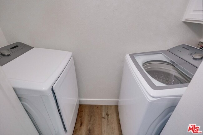 Building Photo - 435 N Oakhurst Dr