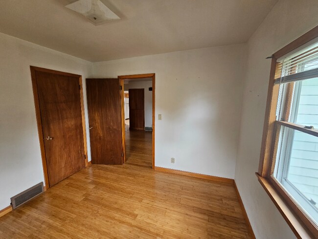 Building Photo - 324 E Parkinson St