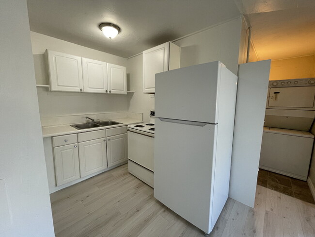Building Photo - 3 bed 1 bath ground level apartment with n...
