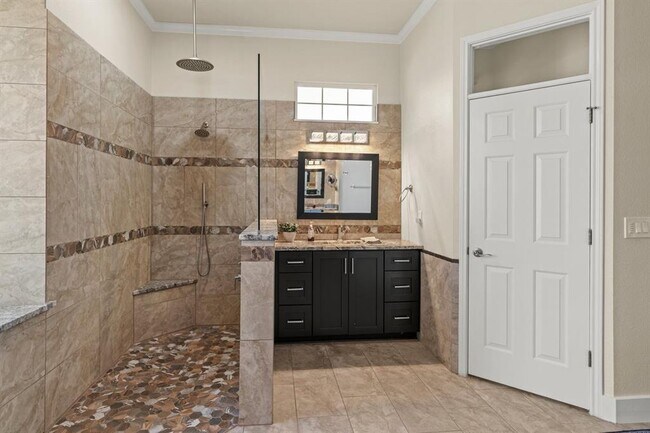 Building Photo - 121 Vinca Dr