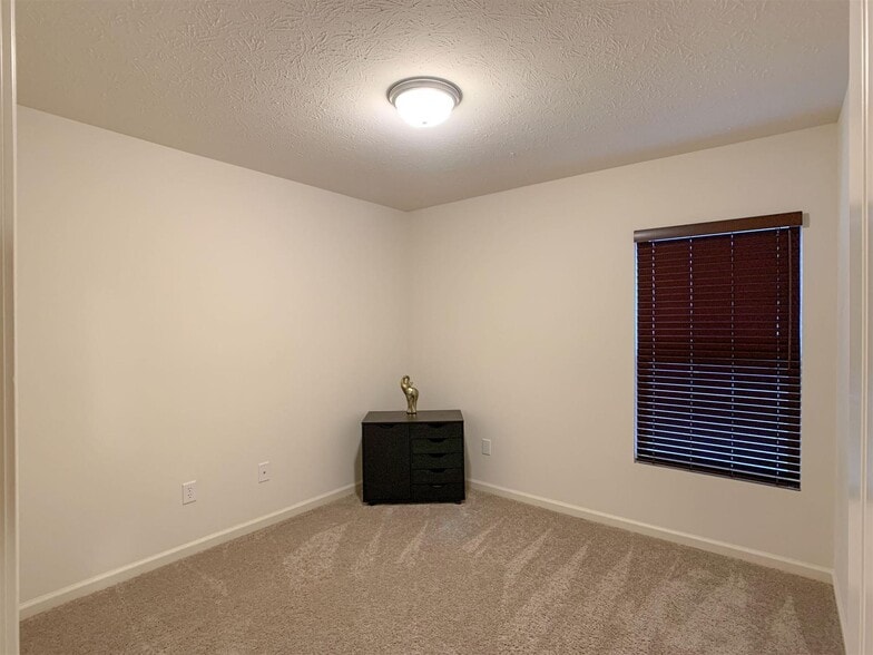 Building Photo - 391 Ariel Dr