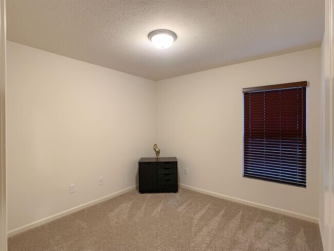 Building Photo - 391 Ariel Dr