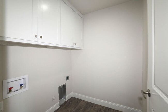 Building Photo - 7628 Woodford Ave