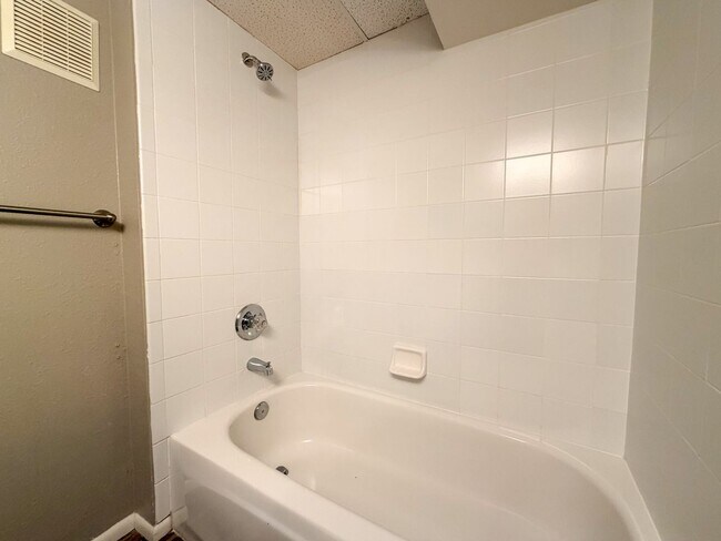 Building Photo - Updated Townhome with Covered Parking!