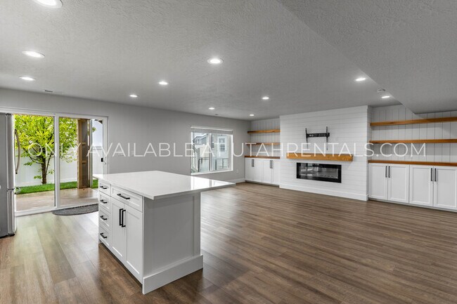 Building Photo - 4143 N Fairfield Dr
