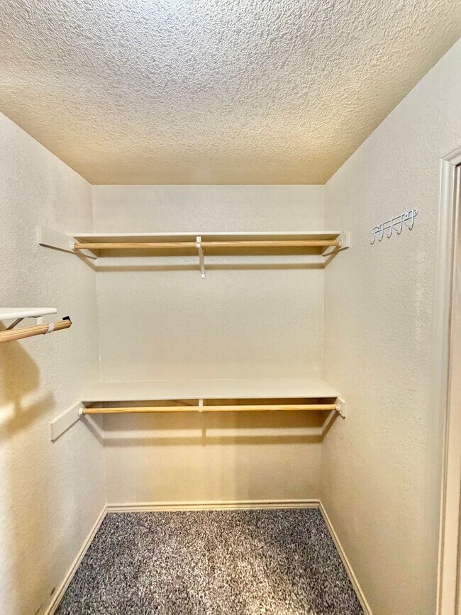Building Photo - 2415 Isabelle Dr