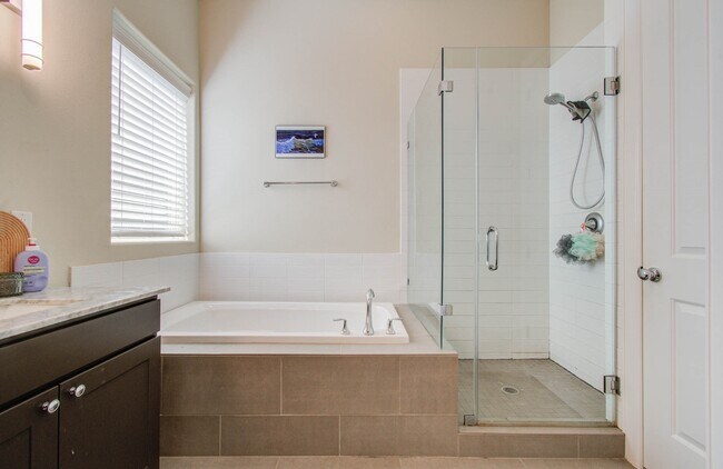 Building Photo - 2115 Naomi St