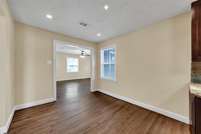 Building Photo - 5540 Rand St