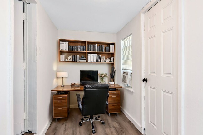 Building Photo - 107 E 11th St