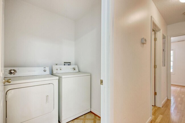 Building Photo - 1028 Duke St