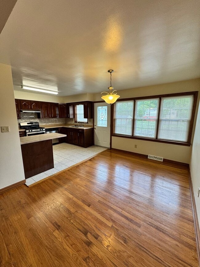 Building Photo - 5001 Sampson Dr