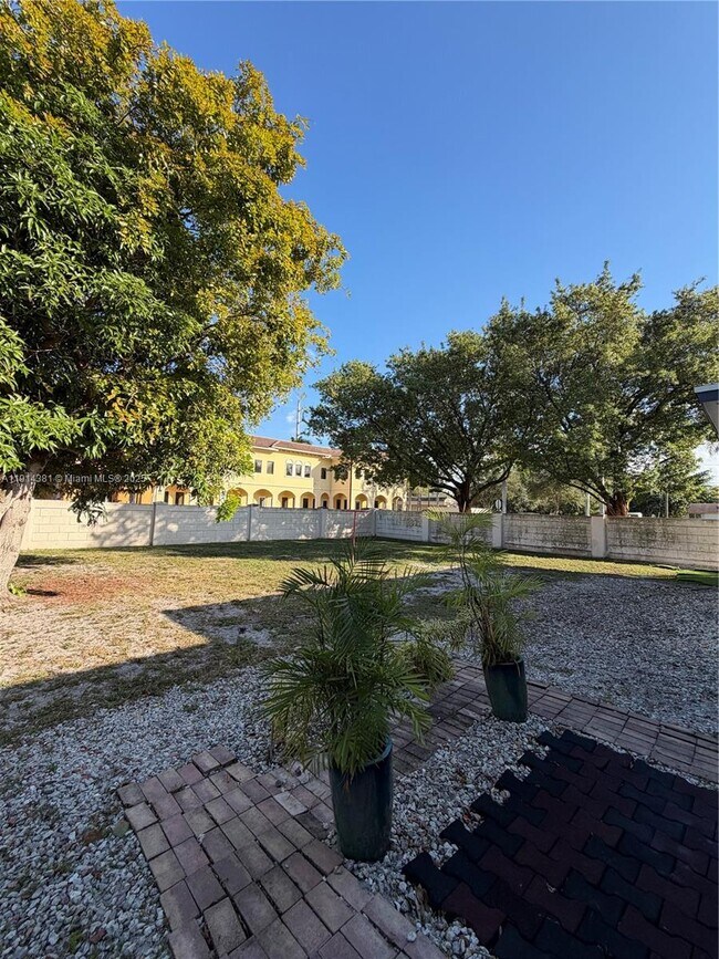 Building Photo - 125 SW 1st Ave