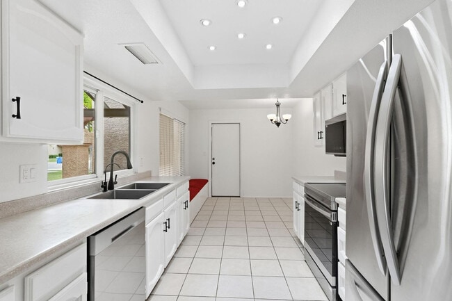 Building Photo - 715 W Boxelder Pl