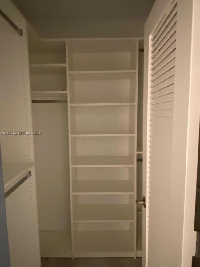 Building Photo - 660 Tennis Club Dr