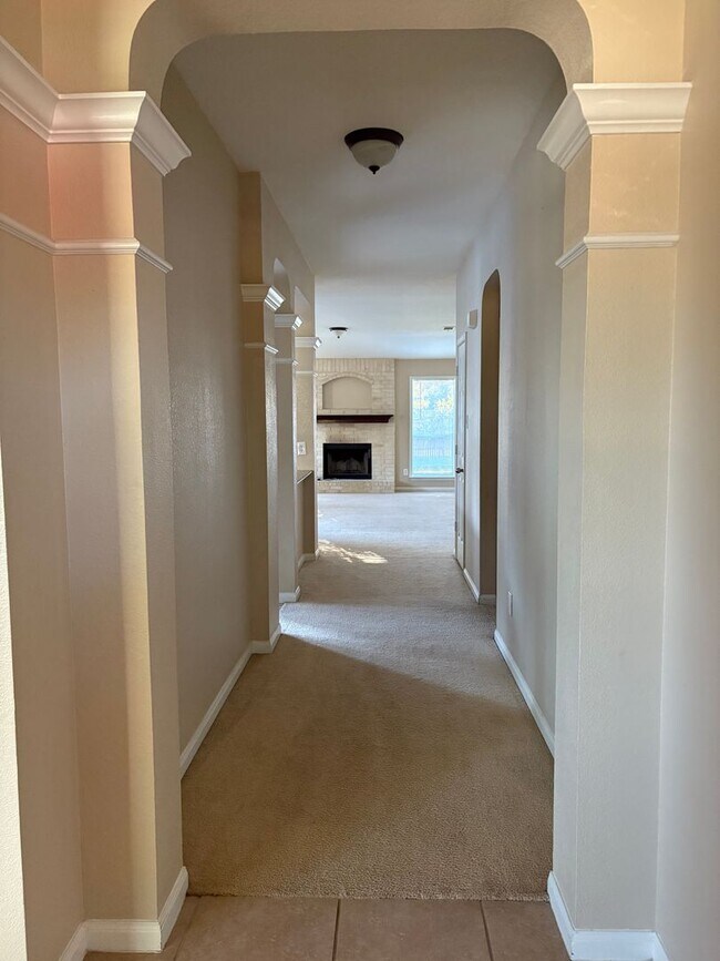 Building Photo - AVAILABLE NOW!