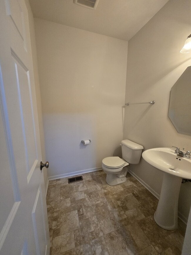 Building Photo - 522 Fairway Dr
