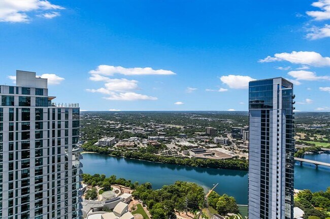 Building Photo - 610 Davis St