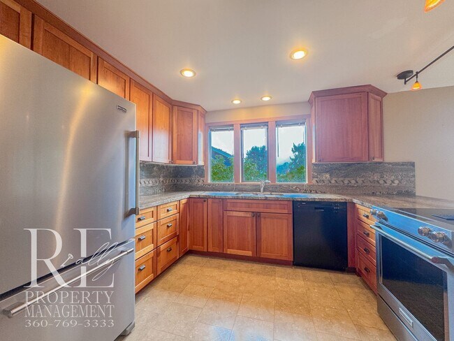 Building Photo - Vaulted 2-Bed Home with Scenic Views, Gas Fireplace & Oversized Deck