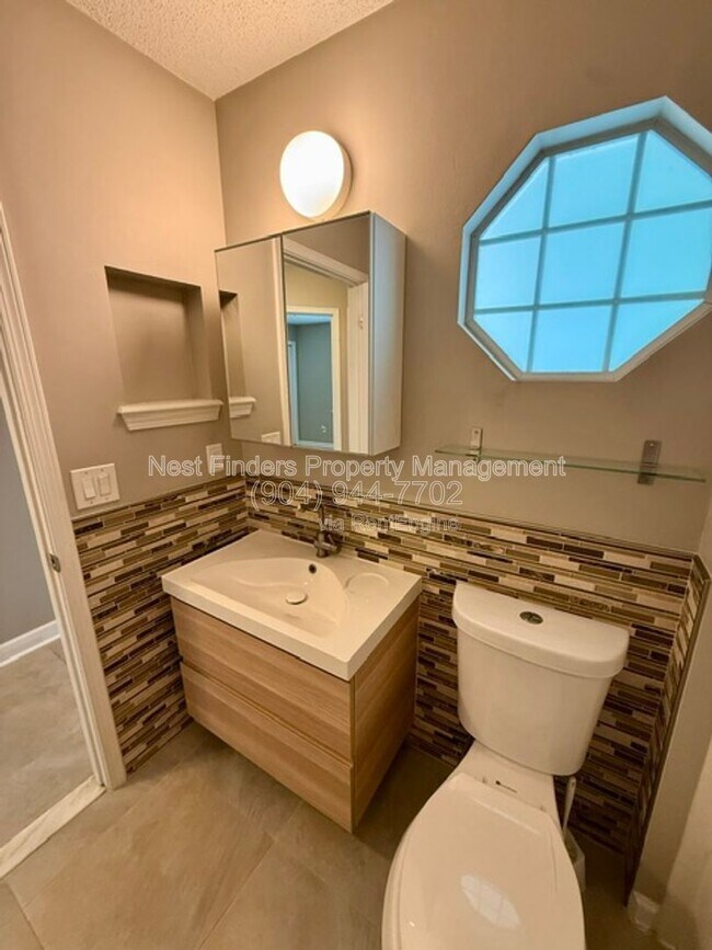Building Photo - 1695 Evans Dr S