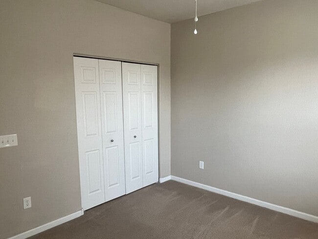 Building Photo - Fantastic 2 bedroom Condo Avail NOW